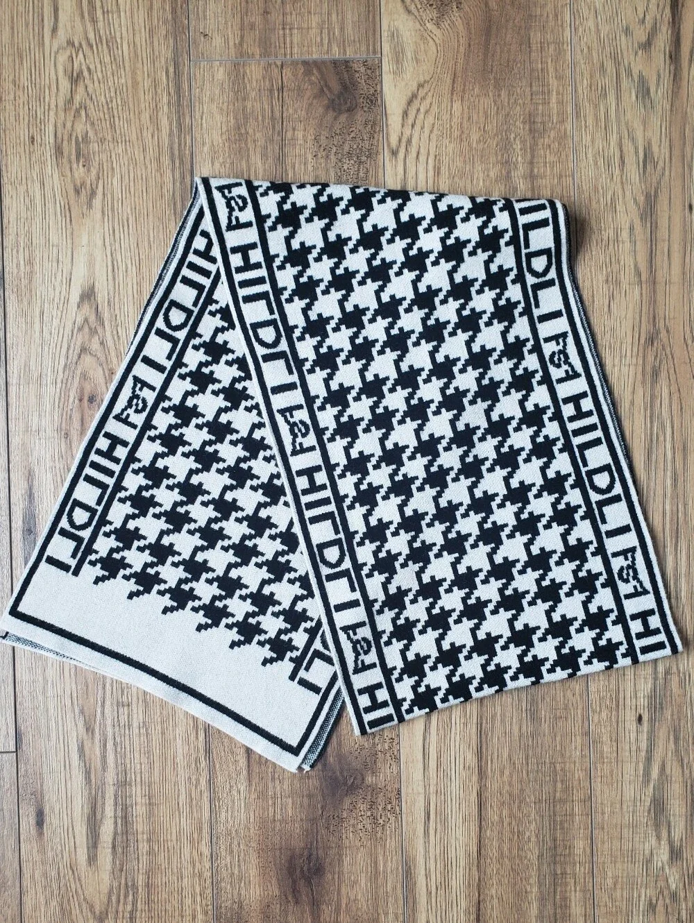 HILDLI set Of 2 Soft Wool Like Scarfs 71